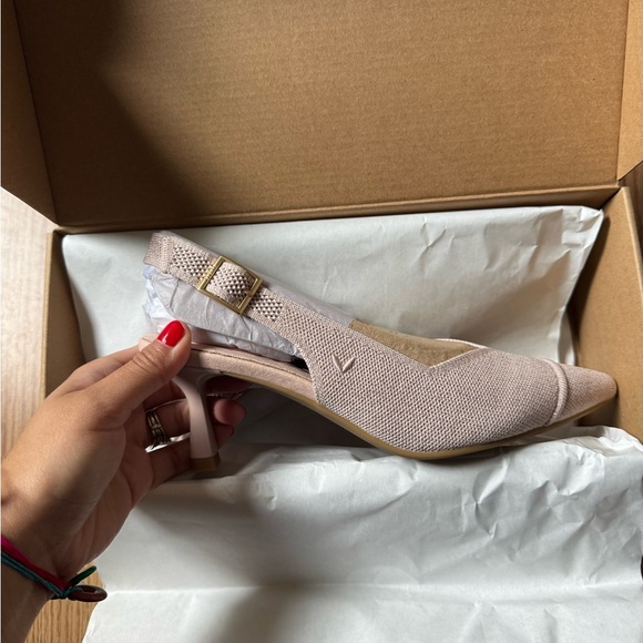 Chic Beige Slingback Heels - Picture 1 of 4